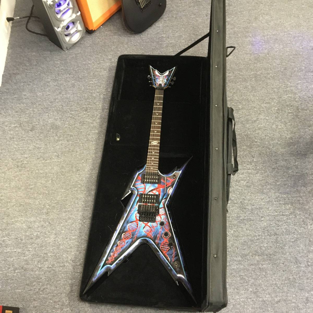 Dean Guitars Razorback Dimebag Floyd DNA Spatter, used, in a case. Notable features: eye-catching design, pearl razor inlay, DMT humbucker pickups, black hardware.